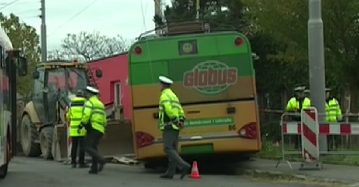 V Opavě najel trolejbus do zastávky, pro zraněného letěl vrtulník
