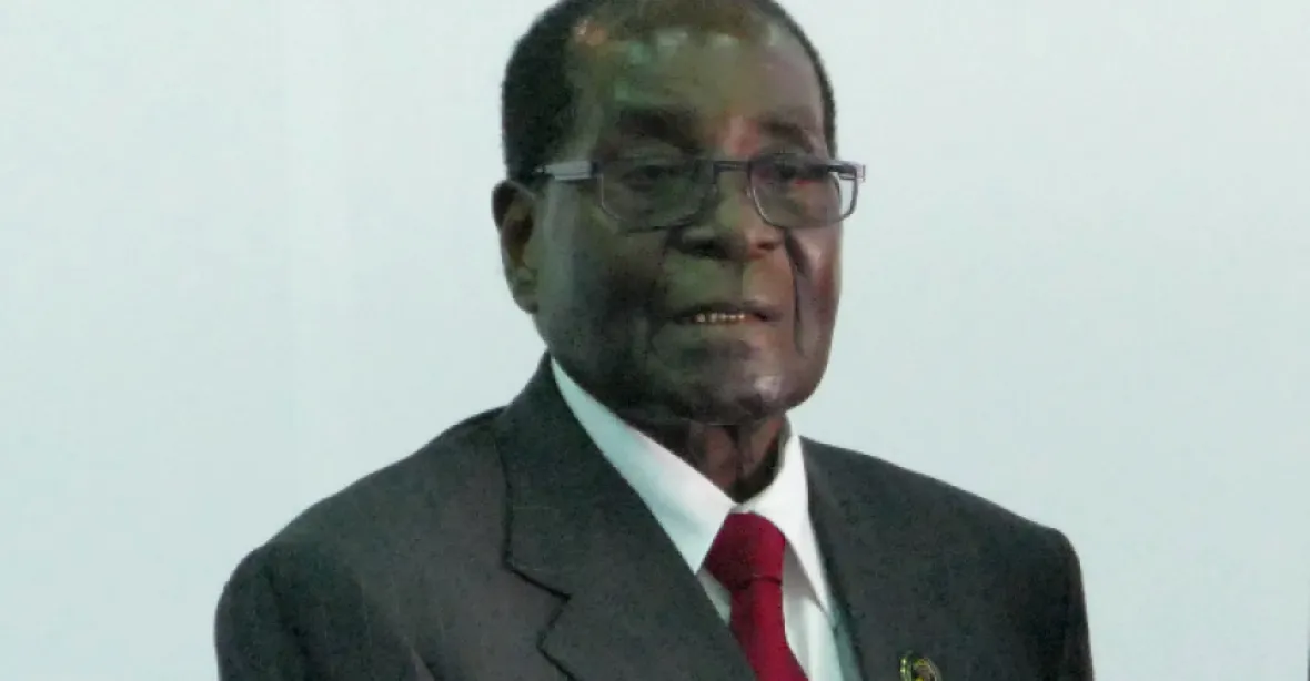 Mugabe rezignoval na post prezidenta Zimbabwe. Lidé v Harare slaví