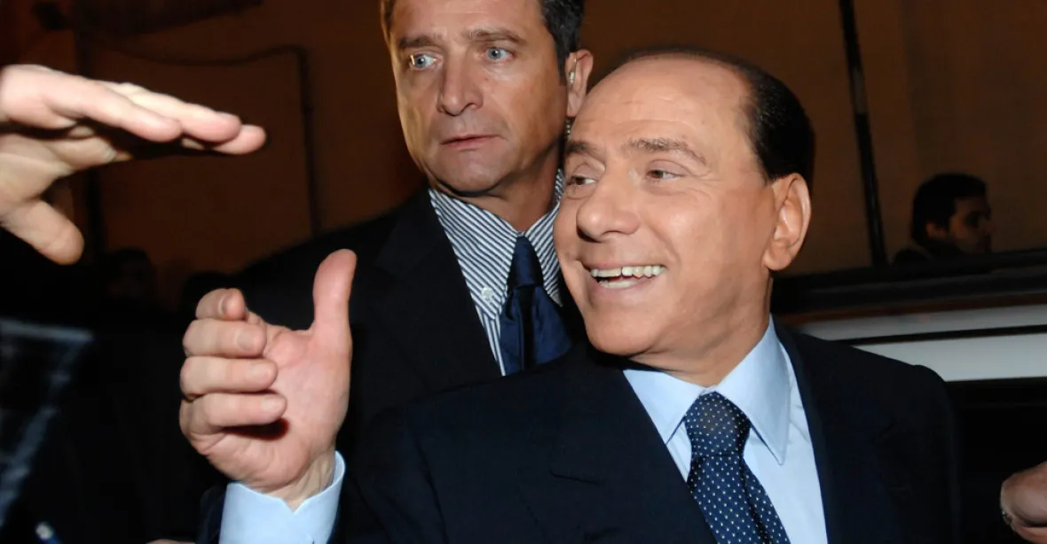 Berlusconi jako Lazar vstává z hrobky. Sexuální skandály mu neuškodily