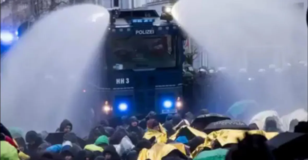 Demonstranti se snažili blokovat cestu na sjezd AfD. Policie použila vodní děla