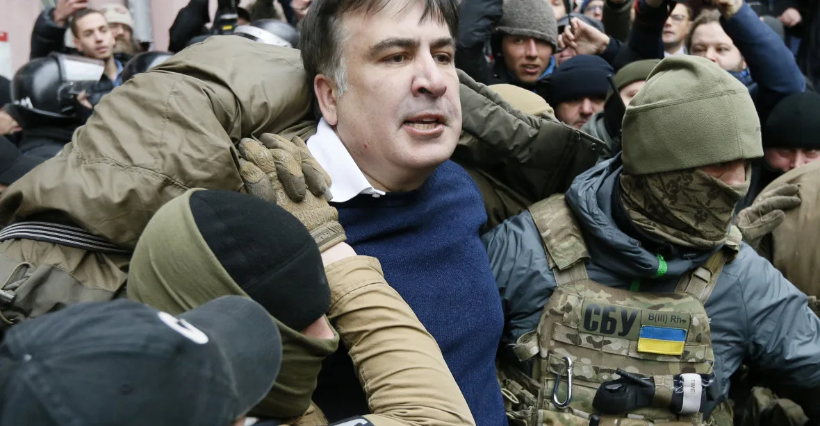 Vylomili dveře auta. Policie zadržela Saakašviliho, přívrženci ho osvobodili
