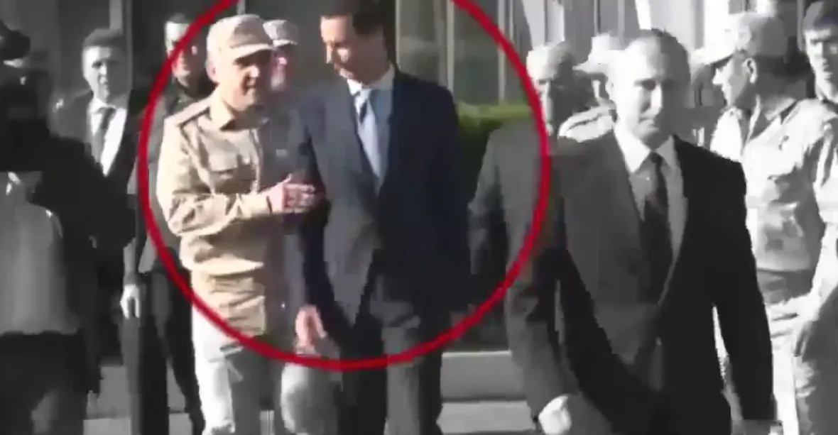 VIDEO: Ruský voják ukázal Asadovi, kdo je v Sýrii pánem