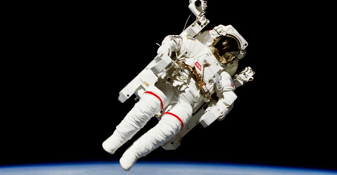 Zemřel astronaut McCandless, jako první vstoupil do prázdna bez lana