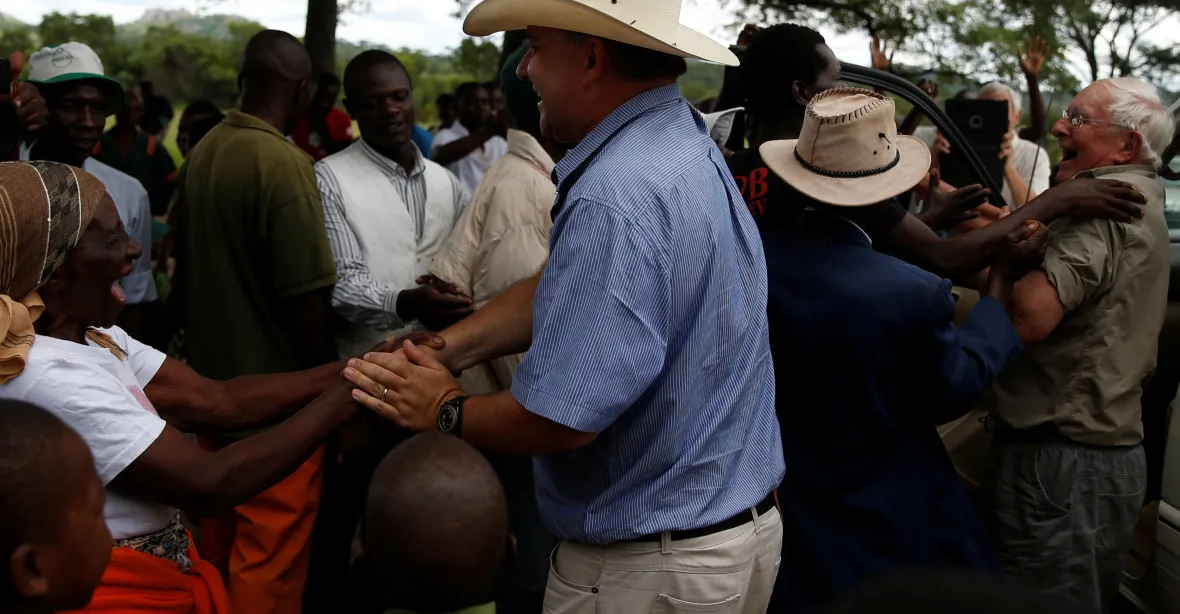 Bílého farmáře vítaly v Zimbabwe stovky lidí