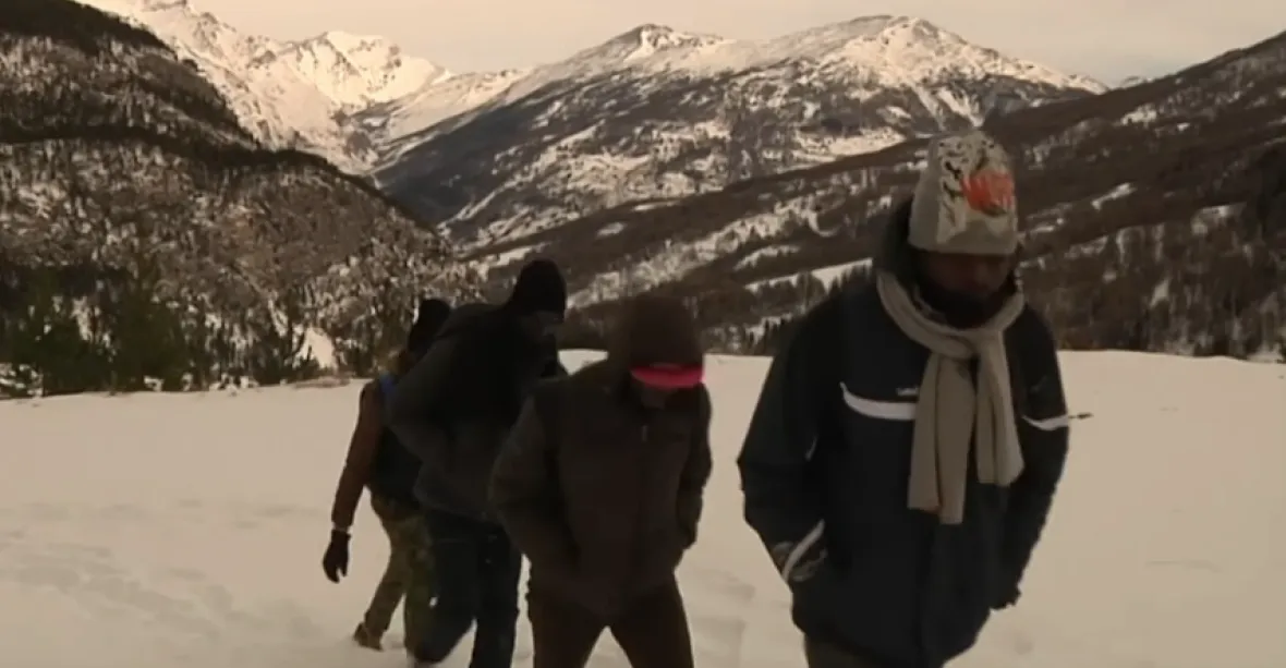 VIDEO: Migranti překračují Alpy i bez bot, sníh přitom vidí často poprvé