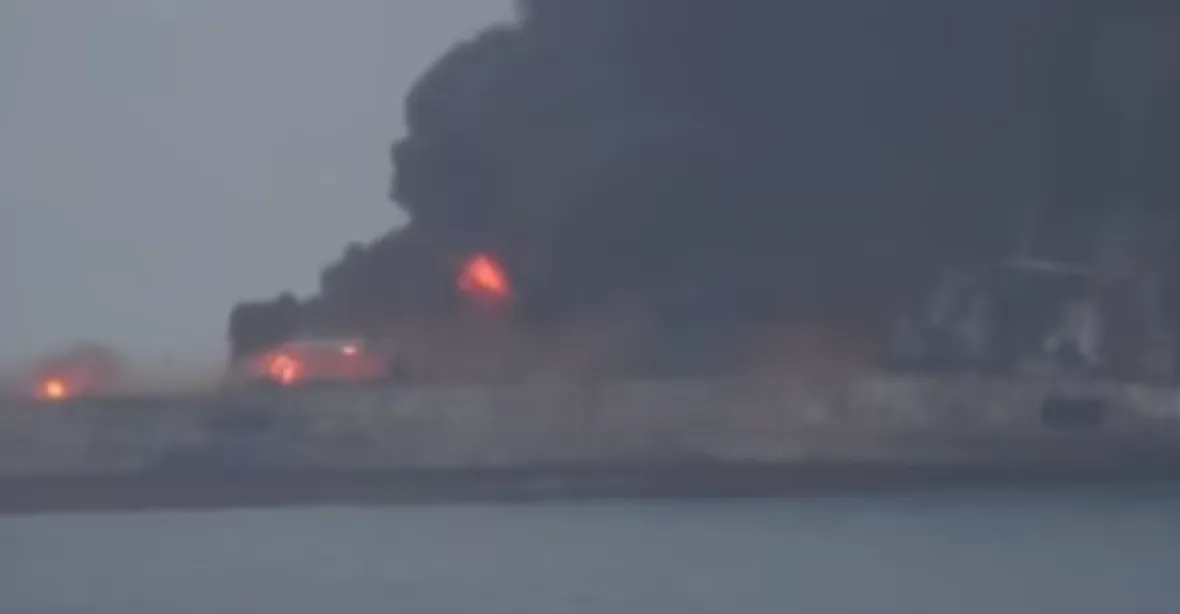 Íránský tanker hořící po srážce u břehů Číny explodoval