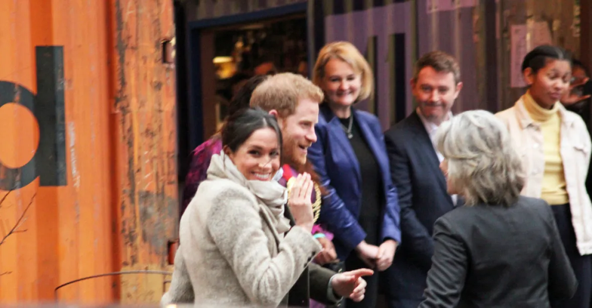 Snoubenka prince Harryho ,,poskrvní‘‘ královskou rodinu, řekla přítelkyně šéfa UKIP
