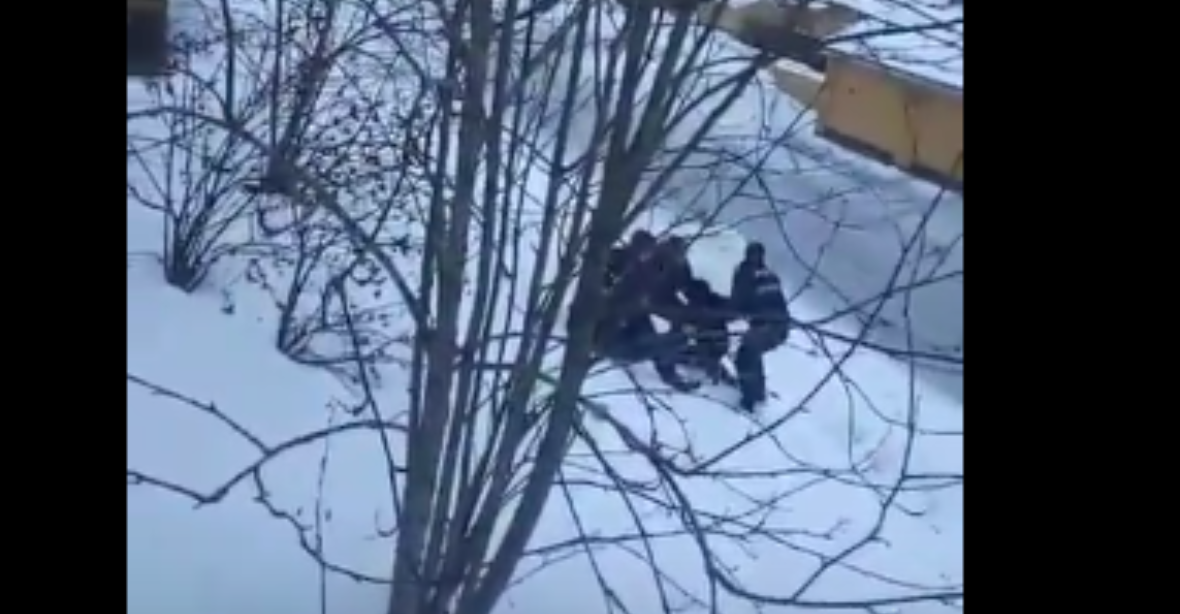 VIDEO: Rodiče učili syna doma. Policisté hocha zaklekli a předali Barnevernetu