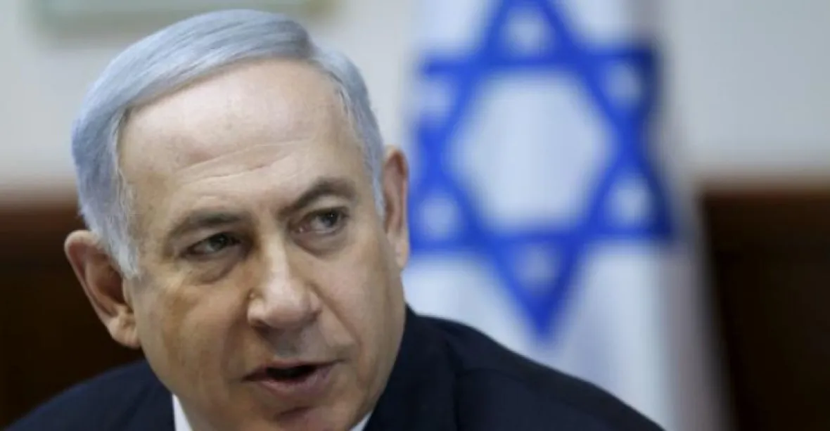 Premiér Netanjahu by měl být obžalován z braní úplatků, tvrdí policie