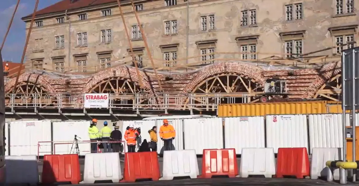 Videopřenos: Stavbaři rozebírají část Negrelliho viaduktu