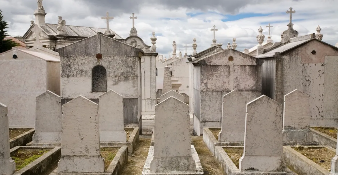 Děsivý křik ze hřbitova. Žena byla dle rodiny jedenáct dní pohřbena zaživa