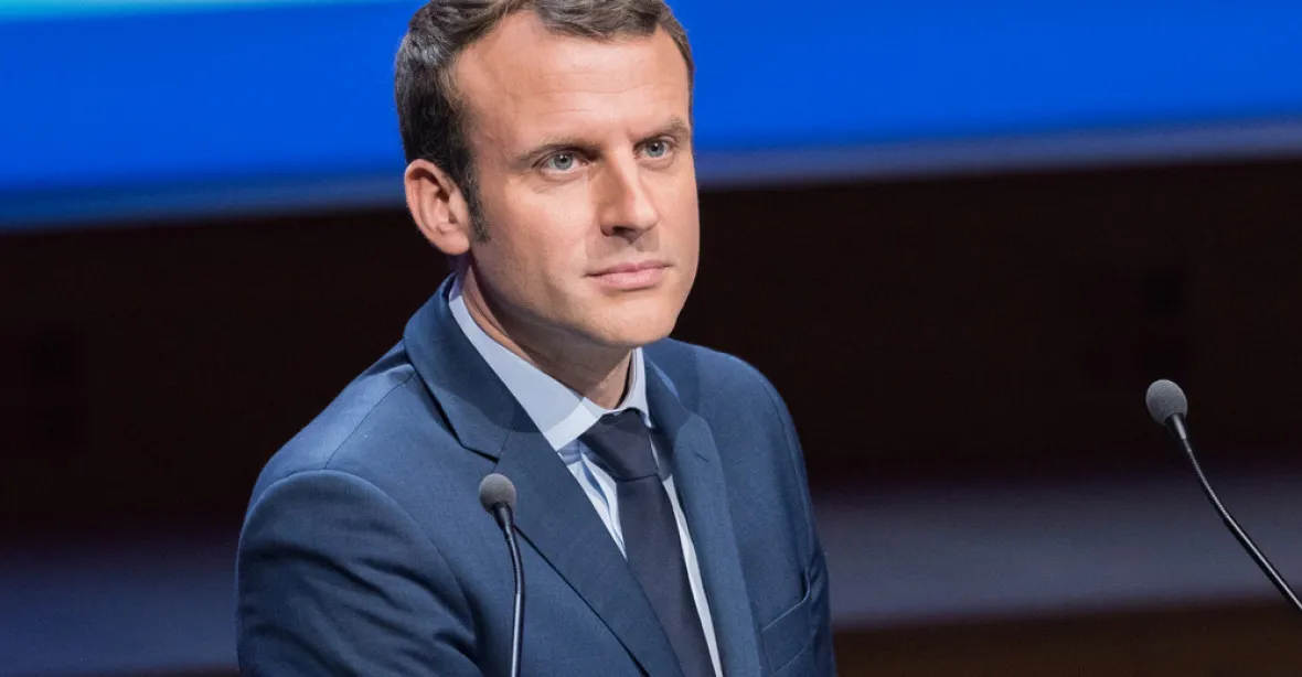 Macron zbrojící a brojící