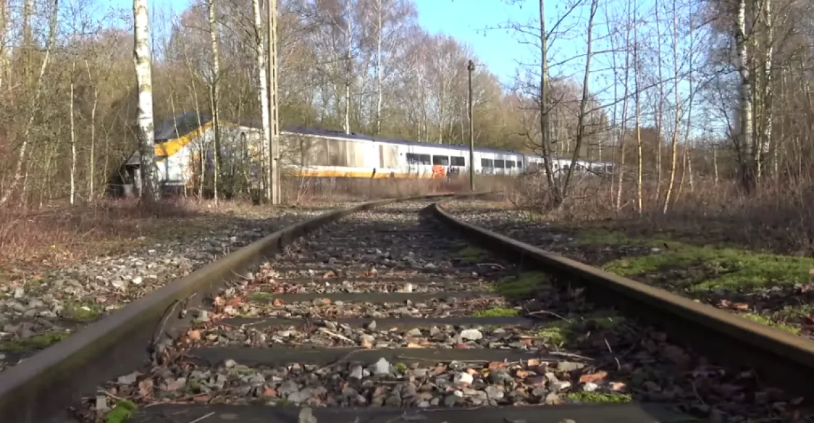 VIDEO: Dobrodruh našel v lese 400 metrů dlouhý opuštěný rychlovlak