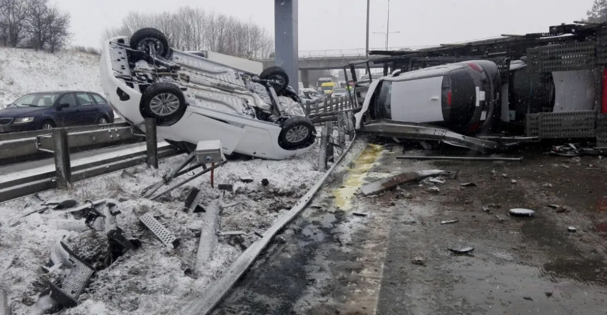 OBRAZEM: Na Pražském okruhu se převrátil kamion, který vezl nová auta
