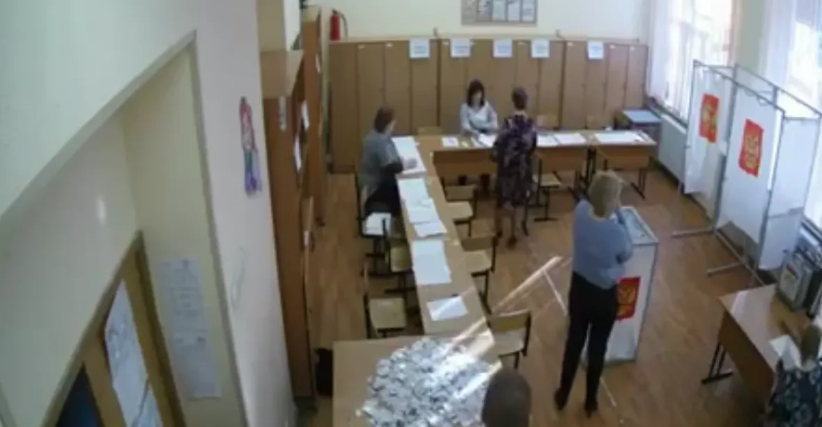VIDEO: Jak se volí v Rusku. Kamery zachytily podvody u volebních uren