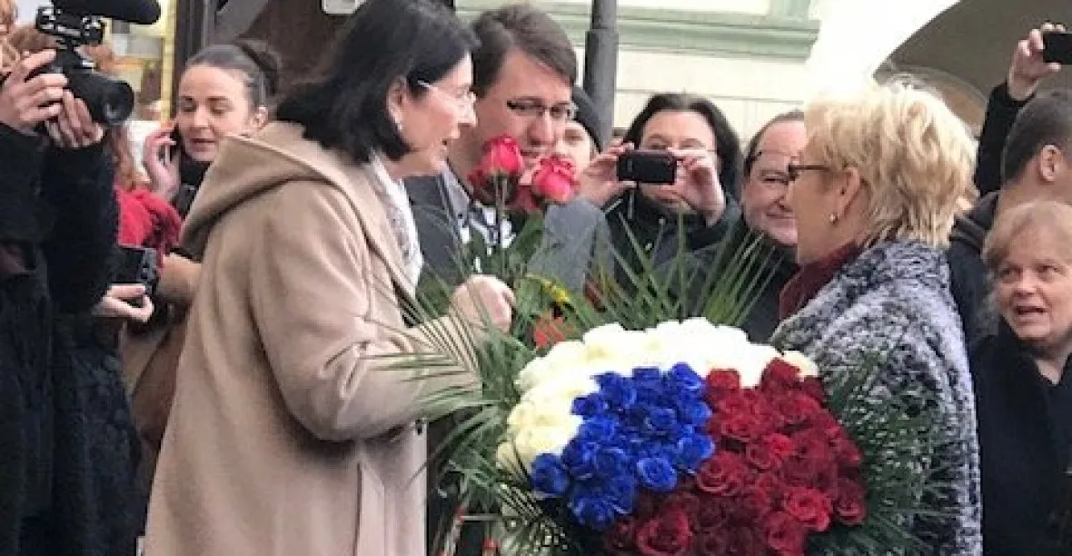 Němcová převzala „květiny díků“ za odchod při Zemanově projevu
