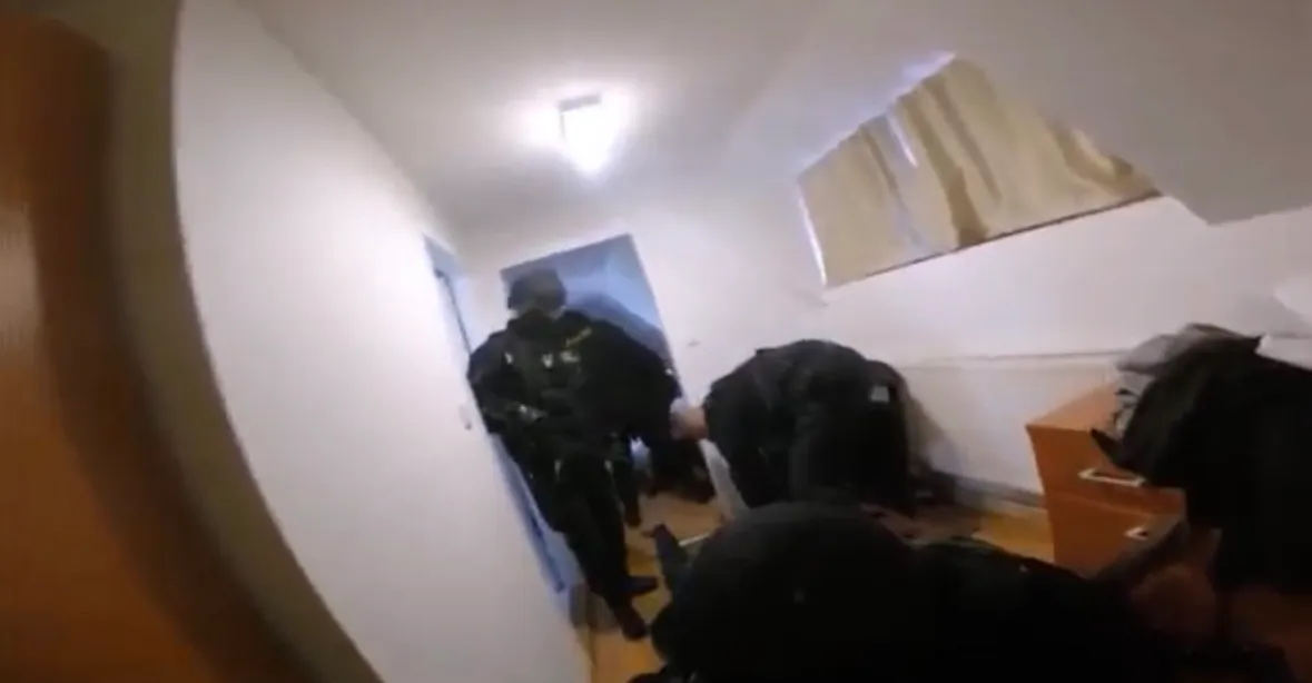 VIDEO: Po hromadném znásilnění musela policie vyrazit dveře