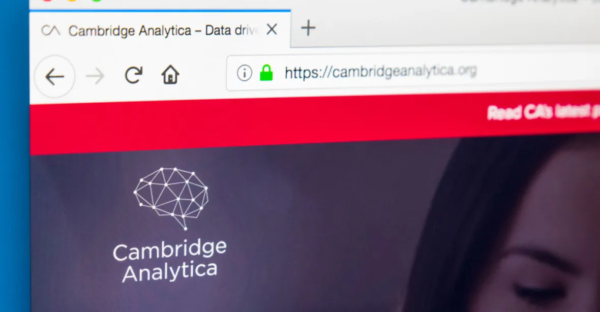 Šéf Cambridge Analytica spojené se zneužitím dat odstoupil z funkce