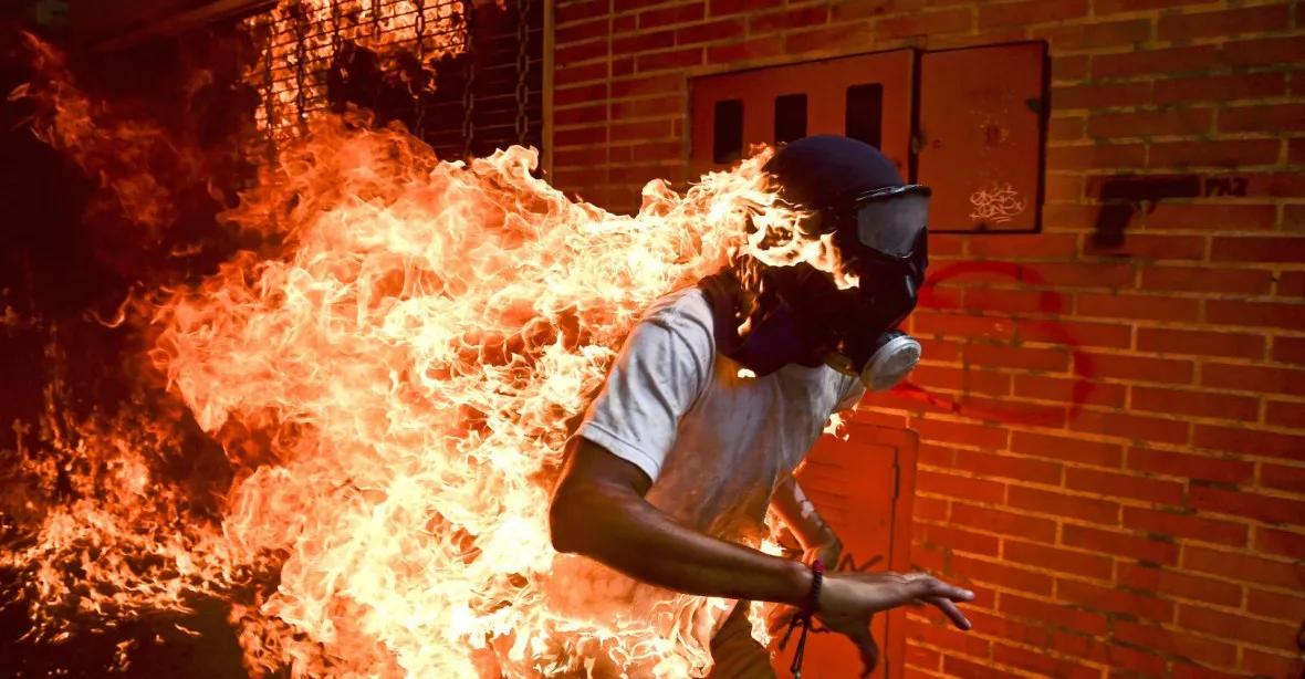 Nej fotky světa: snímkem roku je hořící demonstrant. Vzňal se po explozi motorky