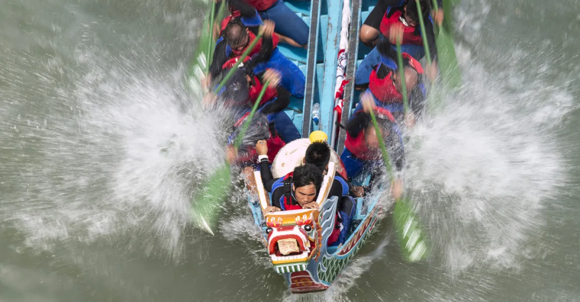 V Číně se při tréninku dračích lodí utopilo 17 lidí