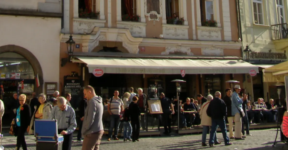 Praha chce nuceně vyklidit restauraci na Staroměstském náměstí