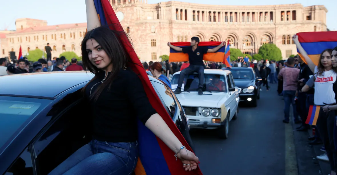 V Arménii se rozpadá vládní koalice. Stane se vůdce revoluce premiérem?