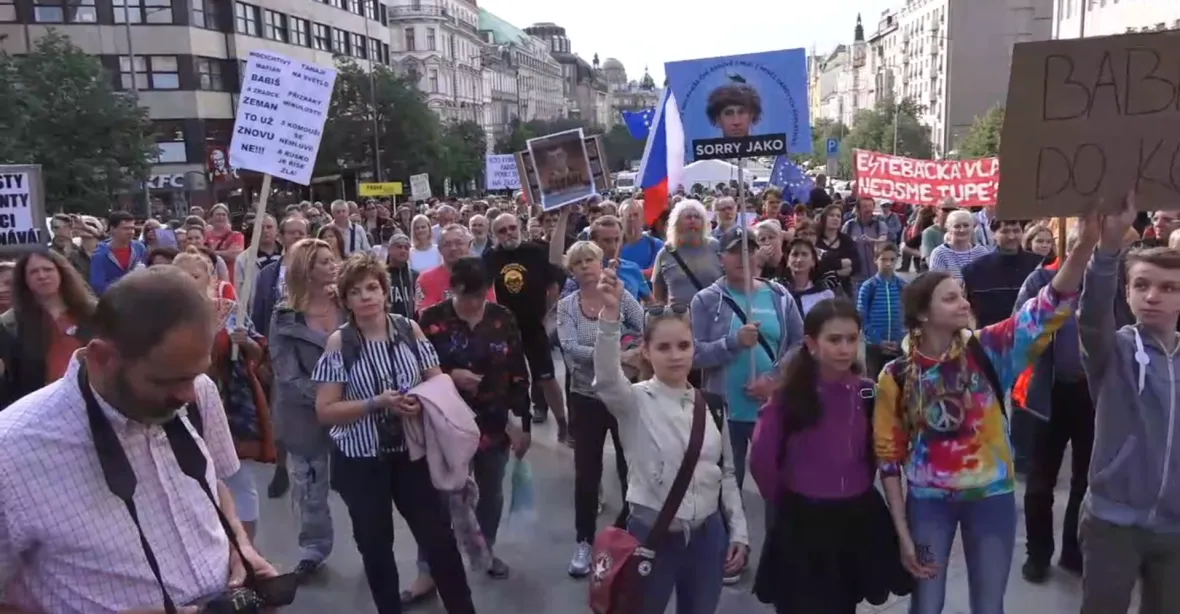 VIDEO: Demonstranti protestovali proti vládě s podporou KSČM