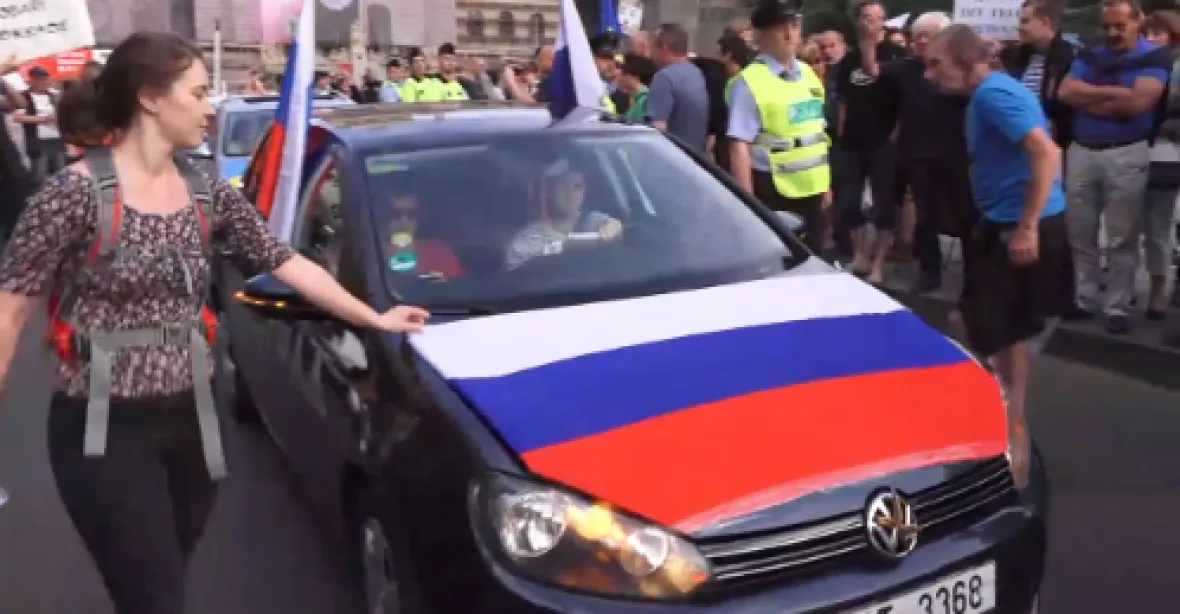 VIDEO: Kolona s ruskými vlajkami rozpálila demonstranty na Václaváku