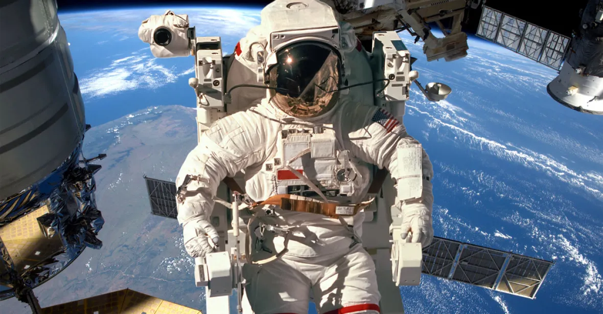Astronauti vystoupili do vesmíru, prováděli úpravy ISS