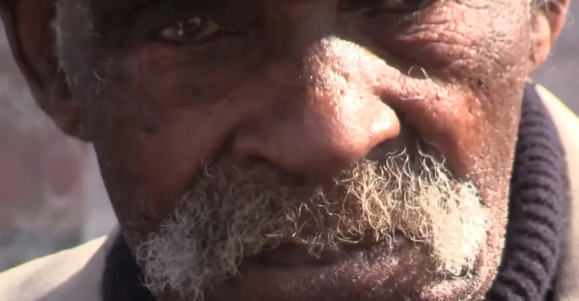 Nejstarší muž světa, 114letý Jihoafričan, se chce odnaučit kouřit