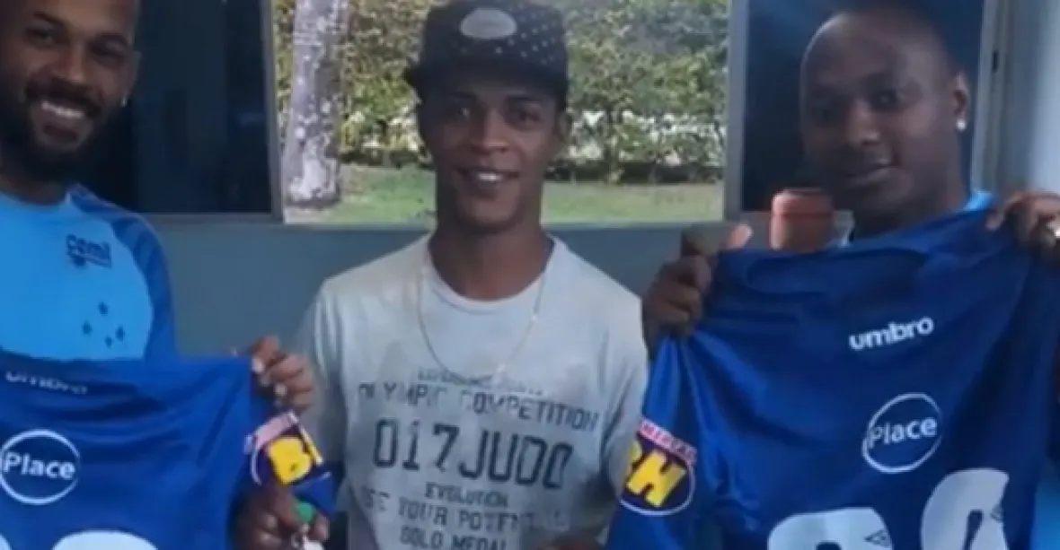 Brazilský fotbalista vyměnil dresy za nedostatkový benzín