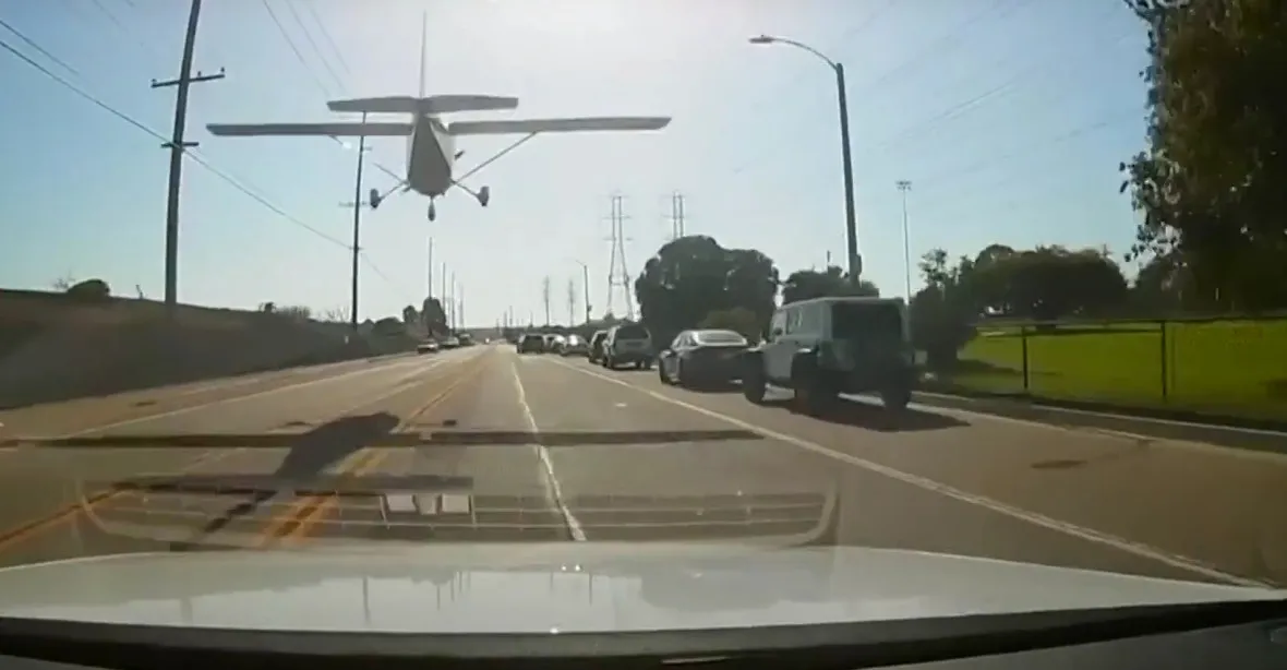 VIDEO: Letadlo se v letu porouchalo. Tak s ním pilotka přistála na ulici