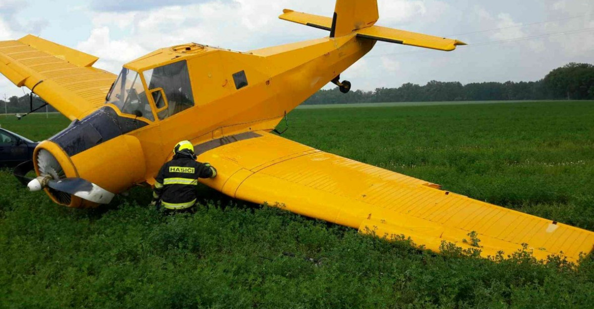 Pilot na Znojemsku havaroval s letounem Z-37 Čmelák. Škoda je asi milion