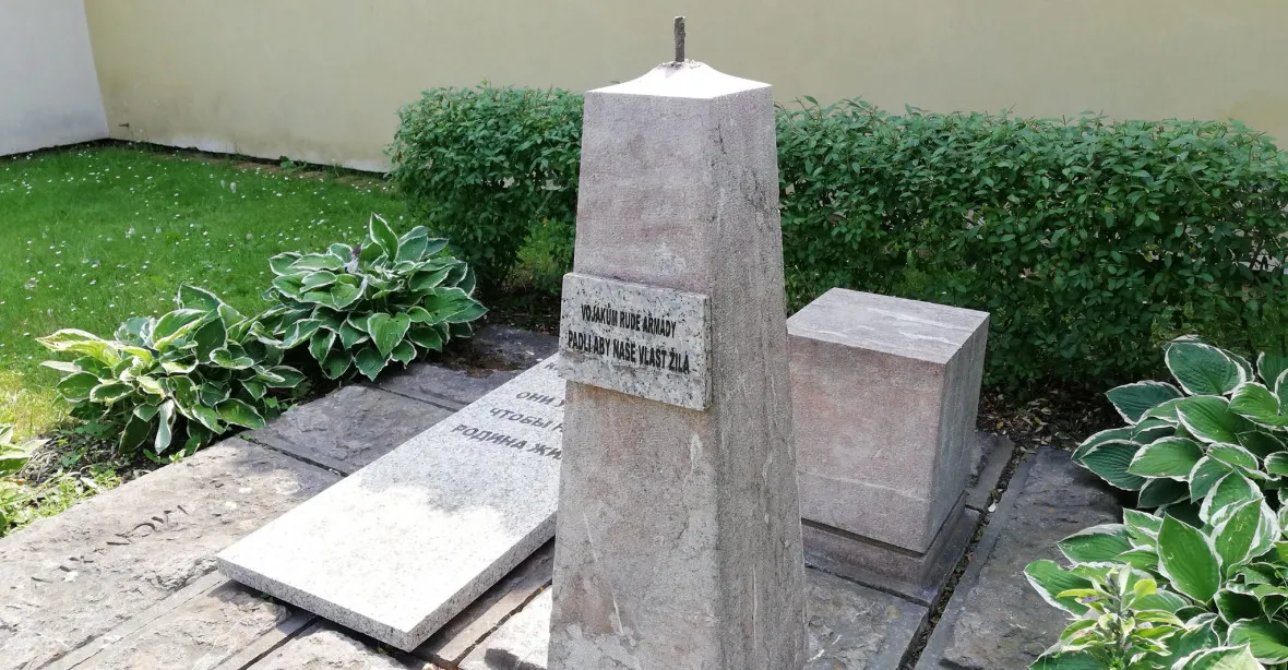 „Fašistické svině“ poničily pomník Rudé armády, prohlásil Ovčáček