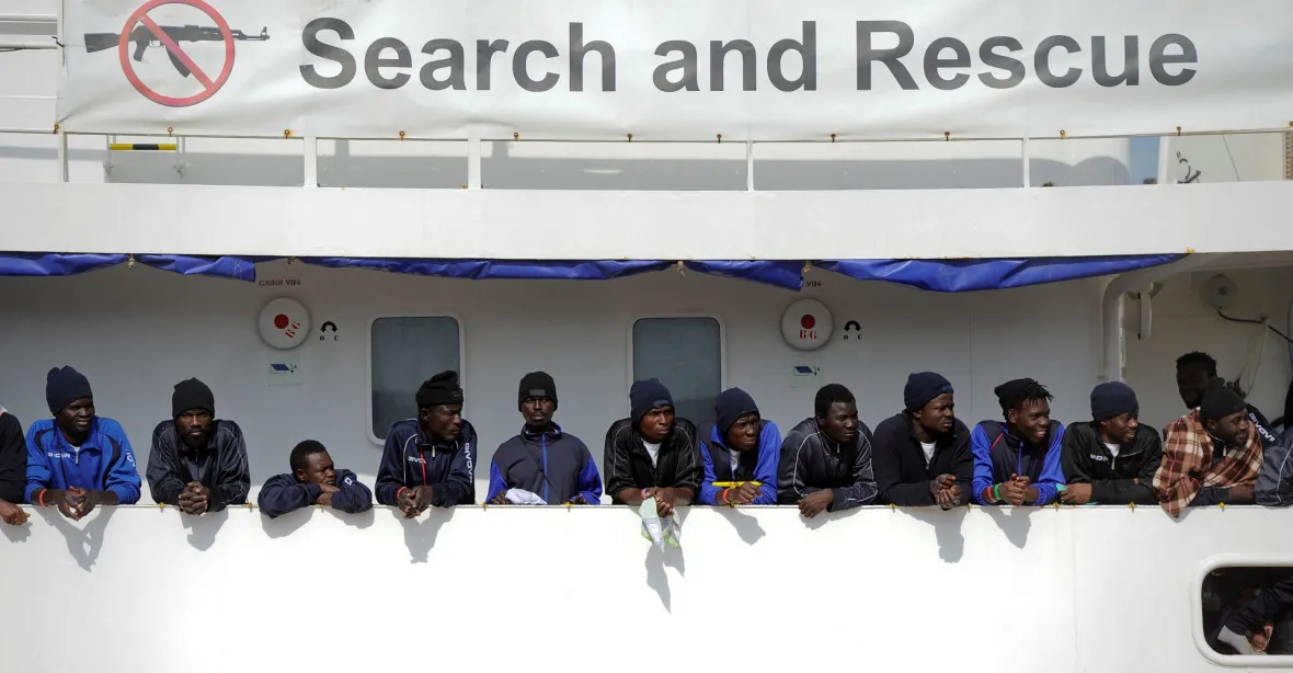 Francie pomůže Španělům s odmítnutou lodí s migranty. Část jich přijme