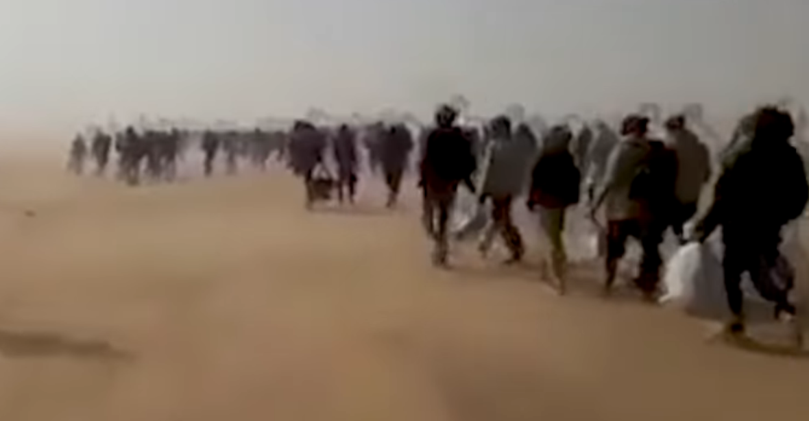 Alžírsko poslalo 13 000 migrantů bez jídla na Saharu. V poušti jich řada zmizela