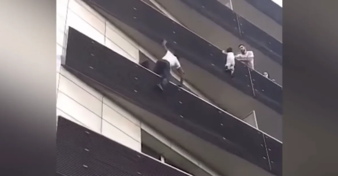 Pařížský hrdina z Mali, který zachránil dítě visící z balkónu, začal pracovat u hasičů