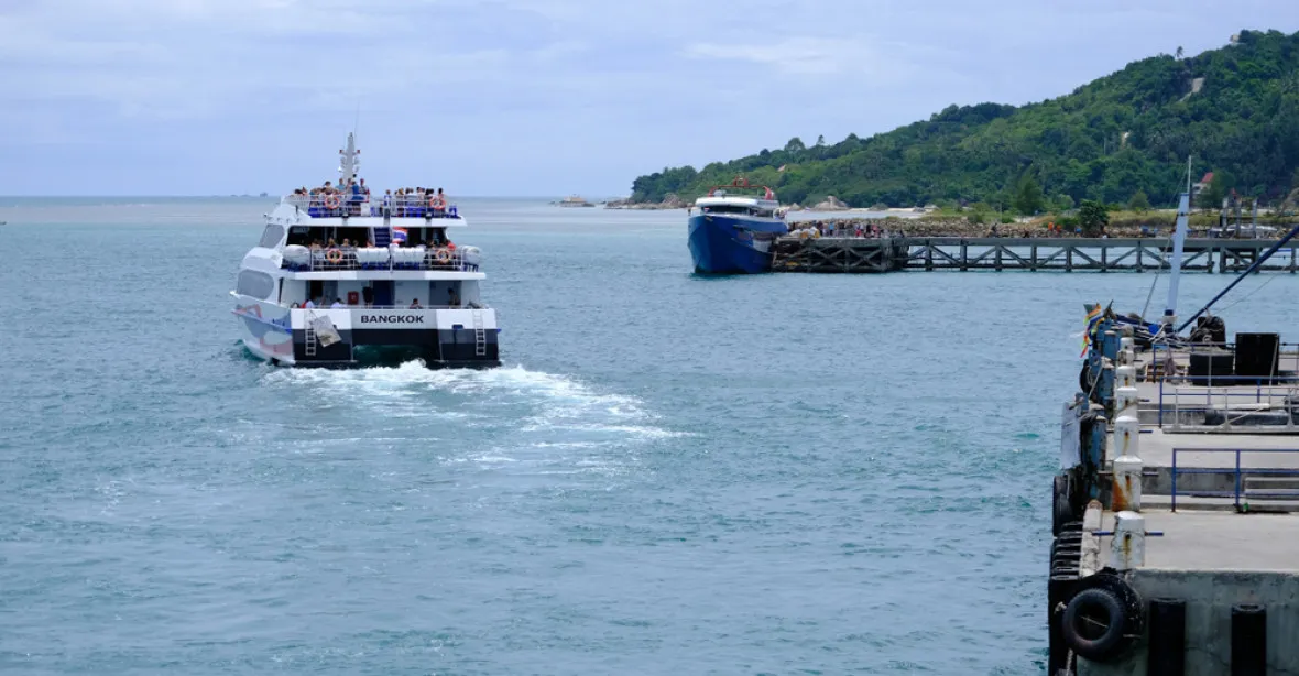 U thajského ostrova Phuket se potopila loď, pohřešuje se nejméně 49 lidí