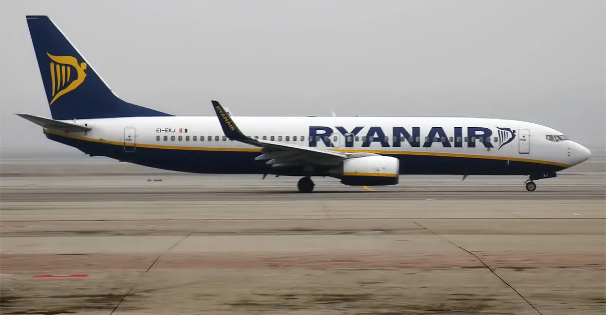 V letadle Ryanairu náhle poklesl tlak v kabině. Nouzově přistálo v Německu