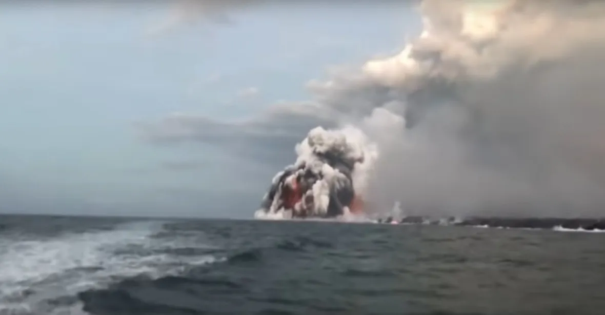 VIDEO: Hornina z havajské sopky zasáhla vyhlídkovou loď. Zranilo se přes 20 lidí