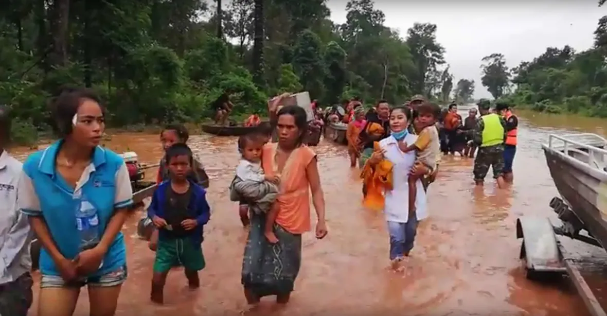 VIDEO: Protržená přehrada zalila údolí. Pohřešují se stovky lidí