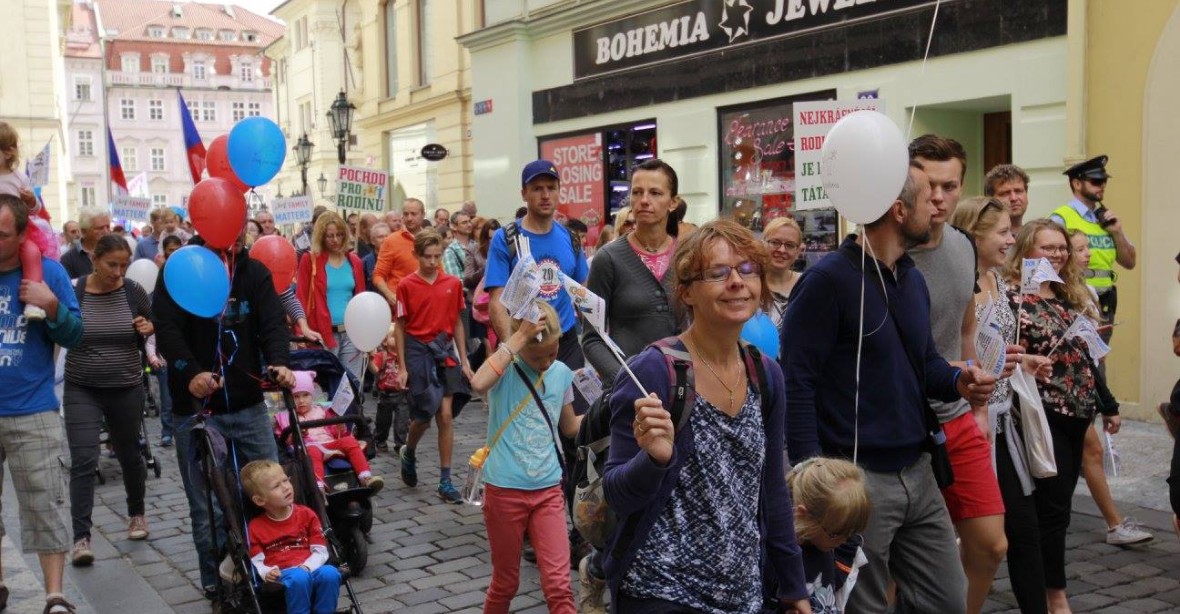 Prahou prošel pochod na podporu tradiční rodiny, týden před Prague Pride