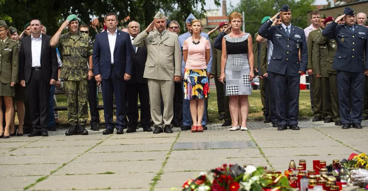Do Česka míří letadlo s ostatky vojáků. V poledne na jejich počest zazněly sirény