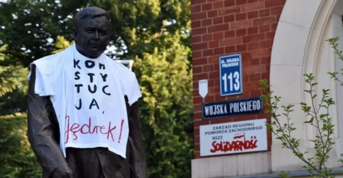 Polský protest obléká sochy do triček s nápisem Ústava, zahalili i Kaczyńského