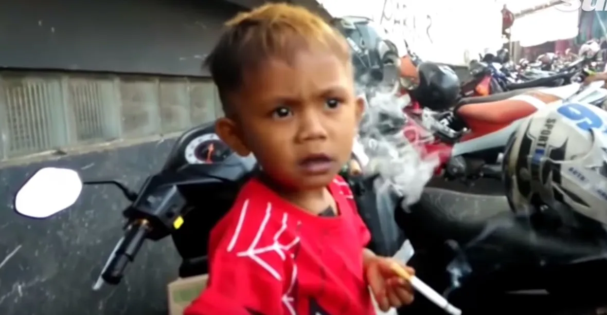 VIDEO: Dvouletý rekordman a závislák. Hošík vykouří 40 cigaret denně