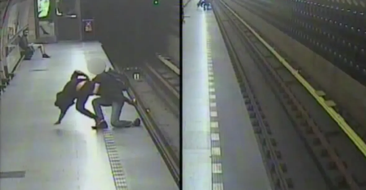 VIDEO: Poznáte muže z metra, který bezdůvodně zaútočil na nástupišti?