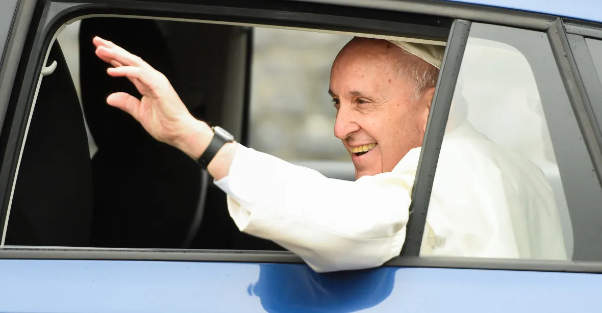Papeže Františka v Irsku vozila Škoda Rapid