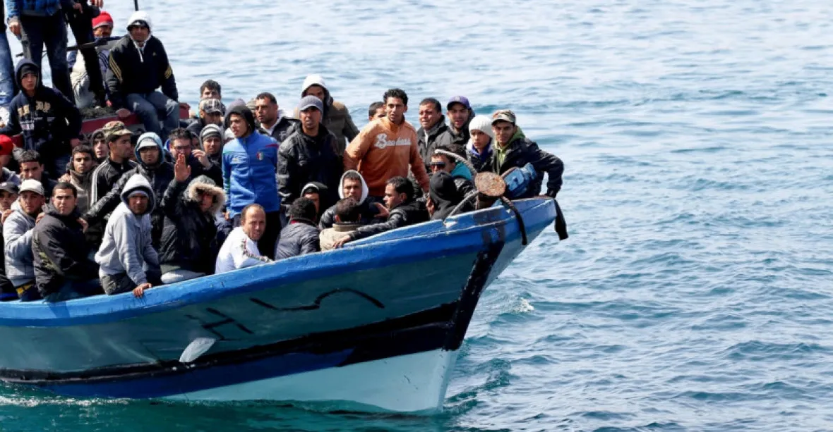 Jako invaze. Turisty na pláži u Cádizu opět zaskočil člun, z něhož vyskákali migranti