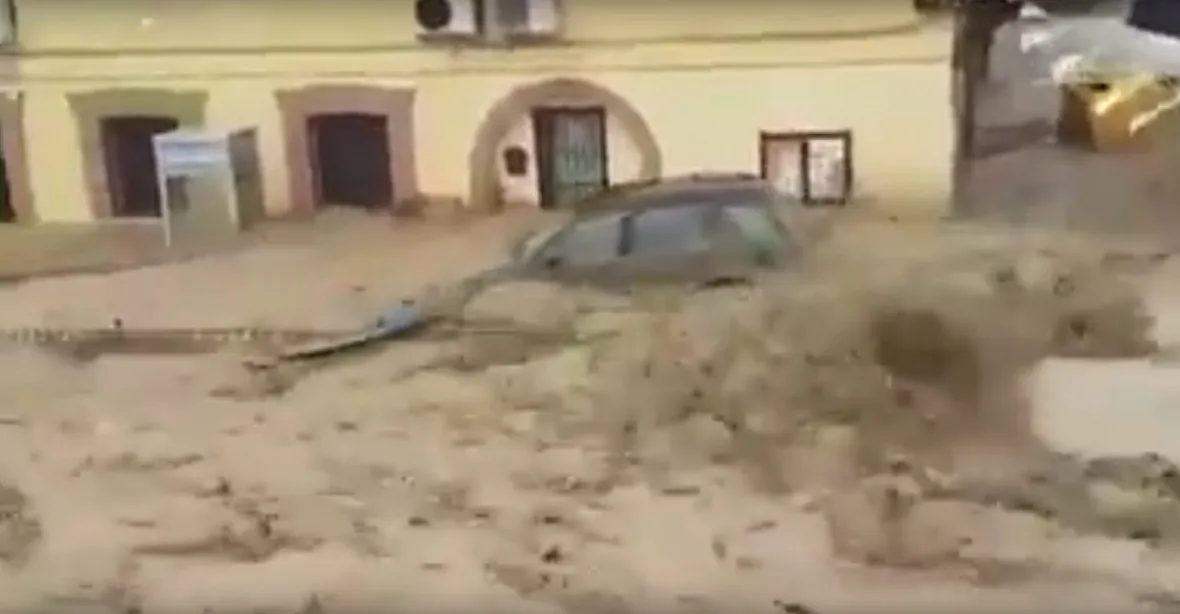 VIDEO: Ničivá povodeň v Toledu. Voda unášela auta ulicemi