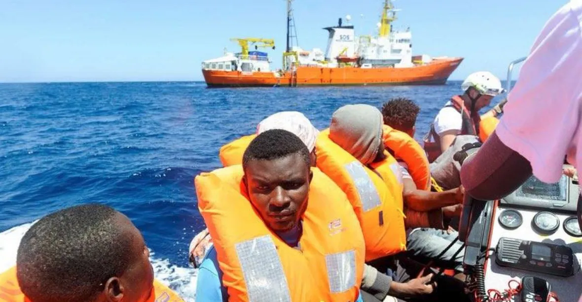 Nárok migrantů na azyl by se měl zkoumat už na lodích, míní rakouský šéf vnitra